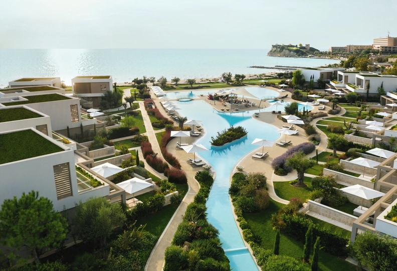 Außenfassade vom Sani Dunes Hotel am Strand